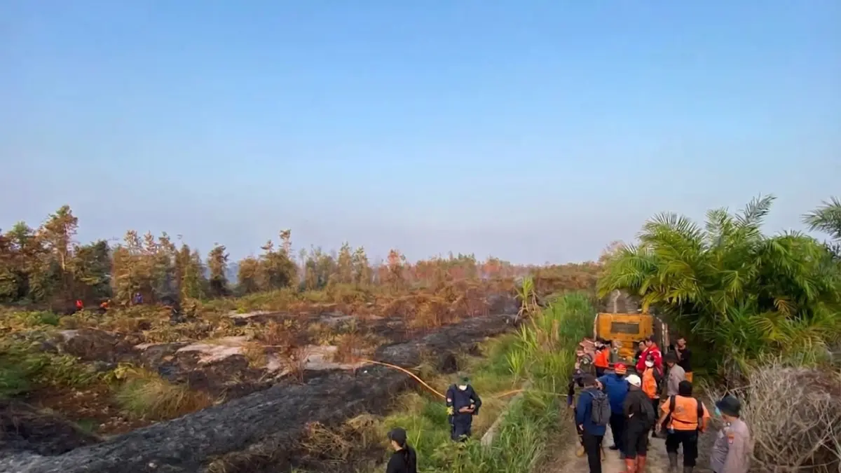 SAP: Bupati Kobar Hj Nurhidayah terjun ke lokasi karhutla di Desa Kumpai Batu Atas dan Tanjung Terantang, Minggu (23/8) 