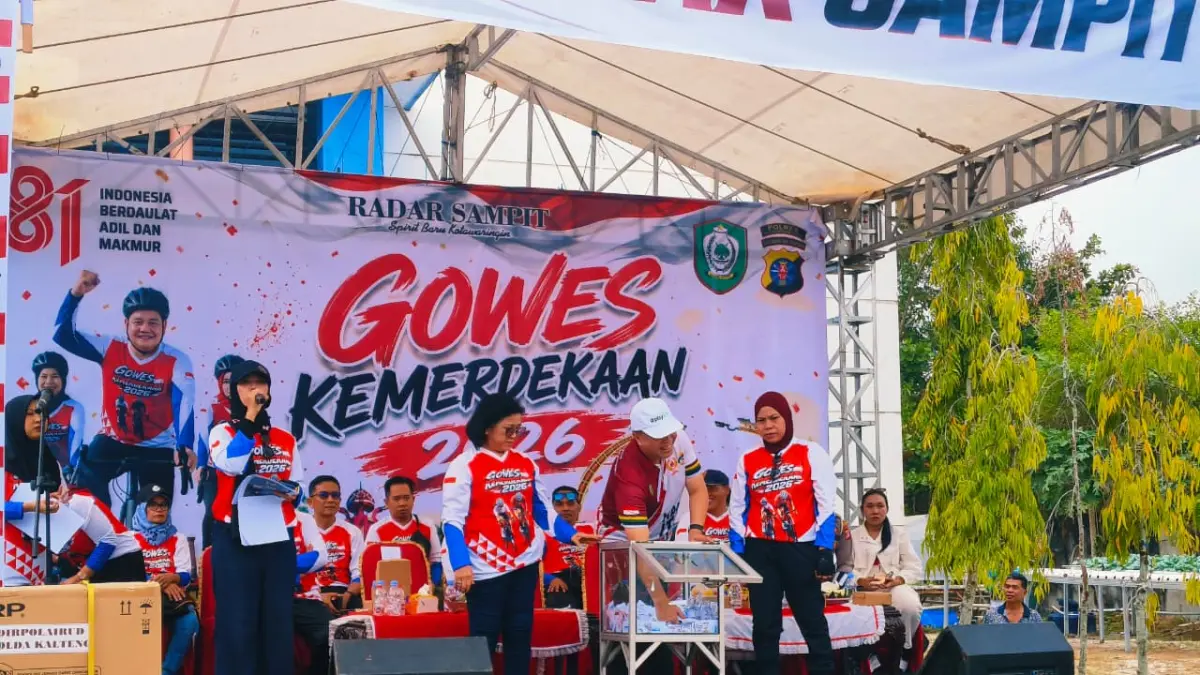 Staf Ahli Bupati Kotim, Wim RK Benung, saat mengundi pemenang event Gowes Kemerdekaan 2026 di Kantor Radar Sampit, Minggu (23/8).  (Akbar/Radar Sampit)