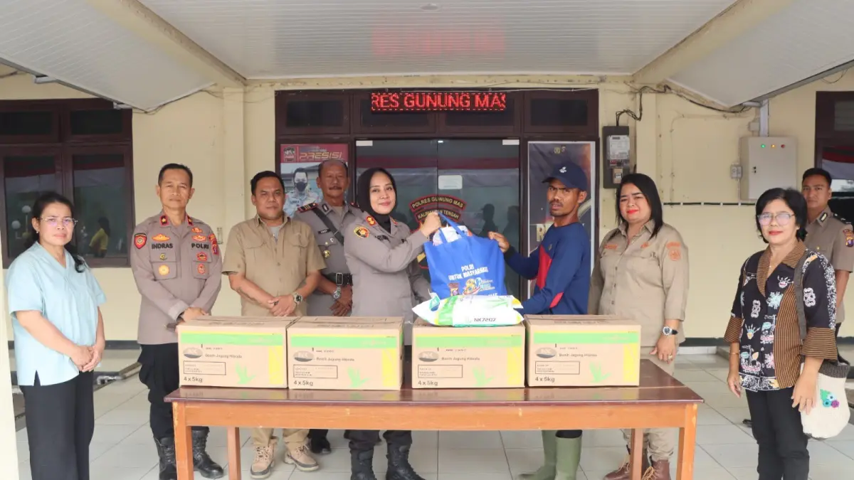 Suasana penyerahan puluhan kilogram bibit jagung hibrida, di Mapolres Gumas, Jumat (21/8).(ist/dinas pertanian gumas)
