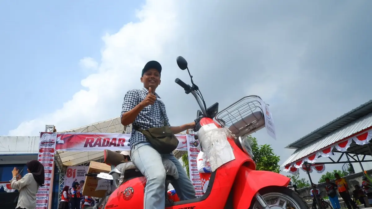 Subianto dengan sepeda listriknya hadiah dari Gowes Kemerdekaan 2026 bersama Radar Sampit, Minggu (23/8/2026) (Usay/Radar Sampit)