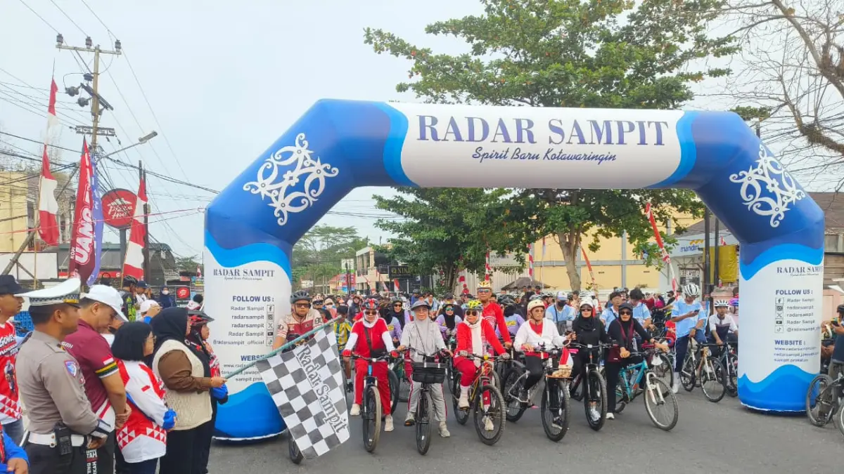 Wakil Bupati Kotim, Irawati saat melepas peserta Gowes Kemerdekaan 2026 dalam rangka memperingati HUT ke-81 Kemerdekaan Republik Indonesia di halaman Kantor Radar Sampit, Minggu (23/8).  (Akbar/Radar Sampit)