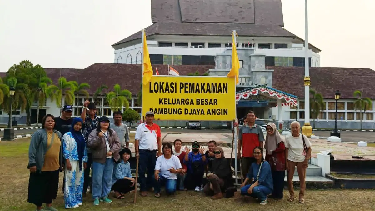 BERJUANG KEADILAN : Sengketa lahan keluarga Dambung Djaya Angin memasuki babak yang tak biasa. Di tengah proses gugatan perdata yang masih bergulir di Pengadilan Negeri Palangka Raya, sebuah plang tiba-tiba berdiri di halaman Kantor DPRD Kalteng, Sabtu (22/8/2026) sore. FOTO: DODI/RADAR SAMPIT