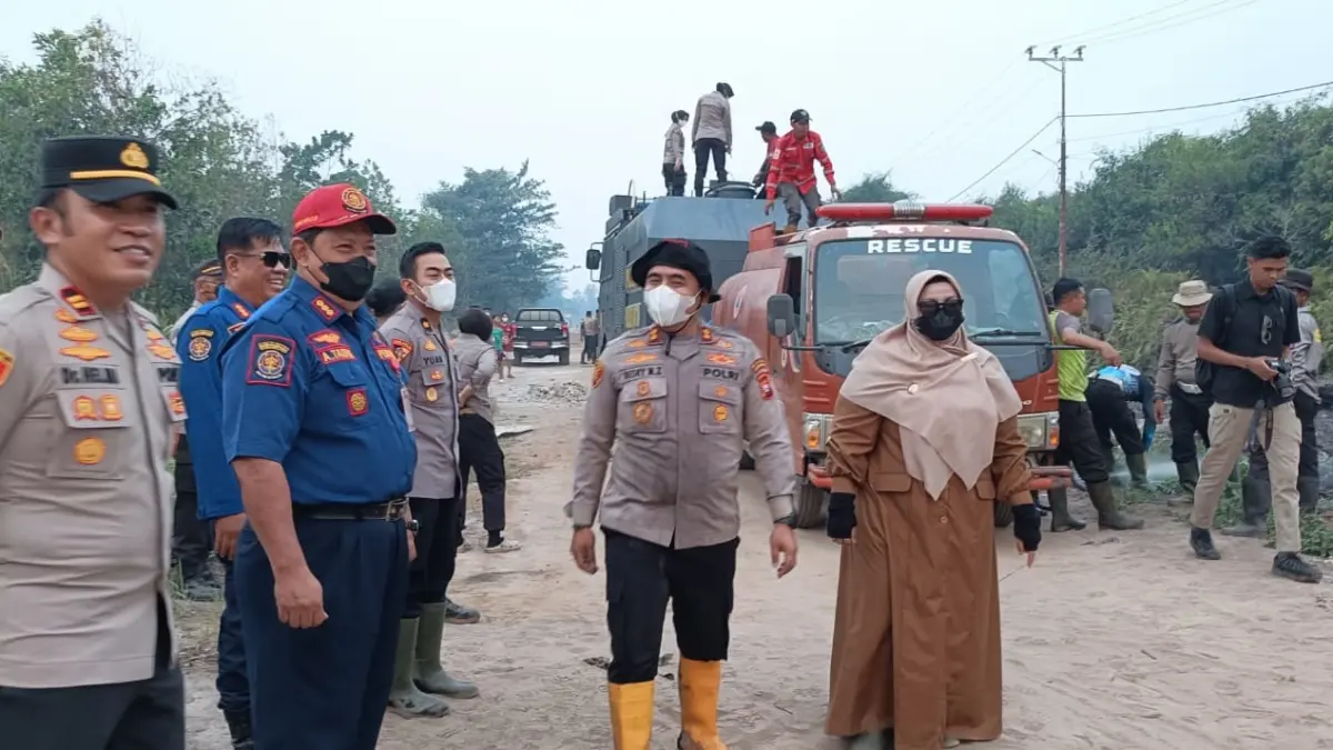 Wakil Bupati Kotim Irawati dan Kapolres Kotim AKBP Resky Maulana Zulkarnain, turut serta memadamkan kebakaran lahan, bersama tim gabungan TNI/Polri, BPBD/Damkar dan para relawan, di sekitar perumahan Wengga Metropolitan 10, Kecamatan Baamang, Senin (24/8).(siti fauziah/radarsampit)