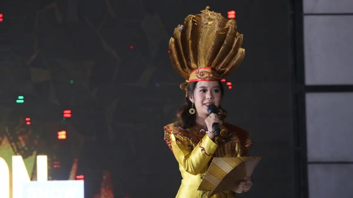 Ketua Forum Genre Kabupaten Gumas Ester Gloria, ketika menyampaikan orasi, di lomba fashion show kategori remaja yang bertemakan Nusantara, pada rangkaian Festival Ekonomi Kreatif Kapakat tahun 2026, di Taman Kota Kuala Kurun, Senin (24/8).(arham/radarsampit)