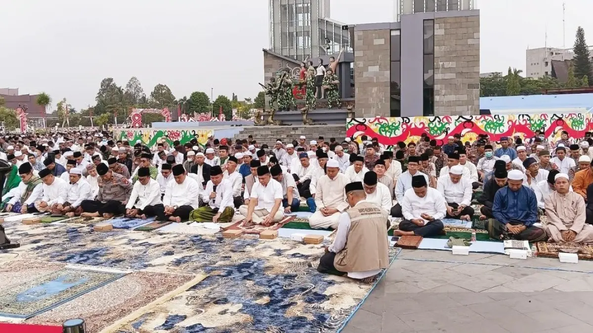 
SALAT ISTISQA: Kemarau panjang yang melanda Kalimantan Tengah (Kalteng) mendorong pemerintah bersama masyarakat memperkuat ikhtiar lahir dan batin. Salat Istisqa dan doa bersama digelar di Bundaran Talawang, Palangka Raya, Minggu (23/8/2026). FOTO: DODI/RADAR SAMPIT
