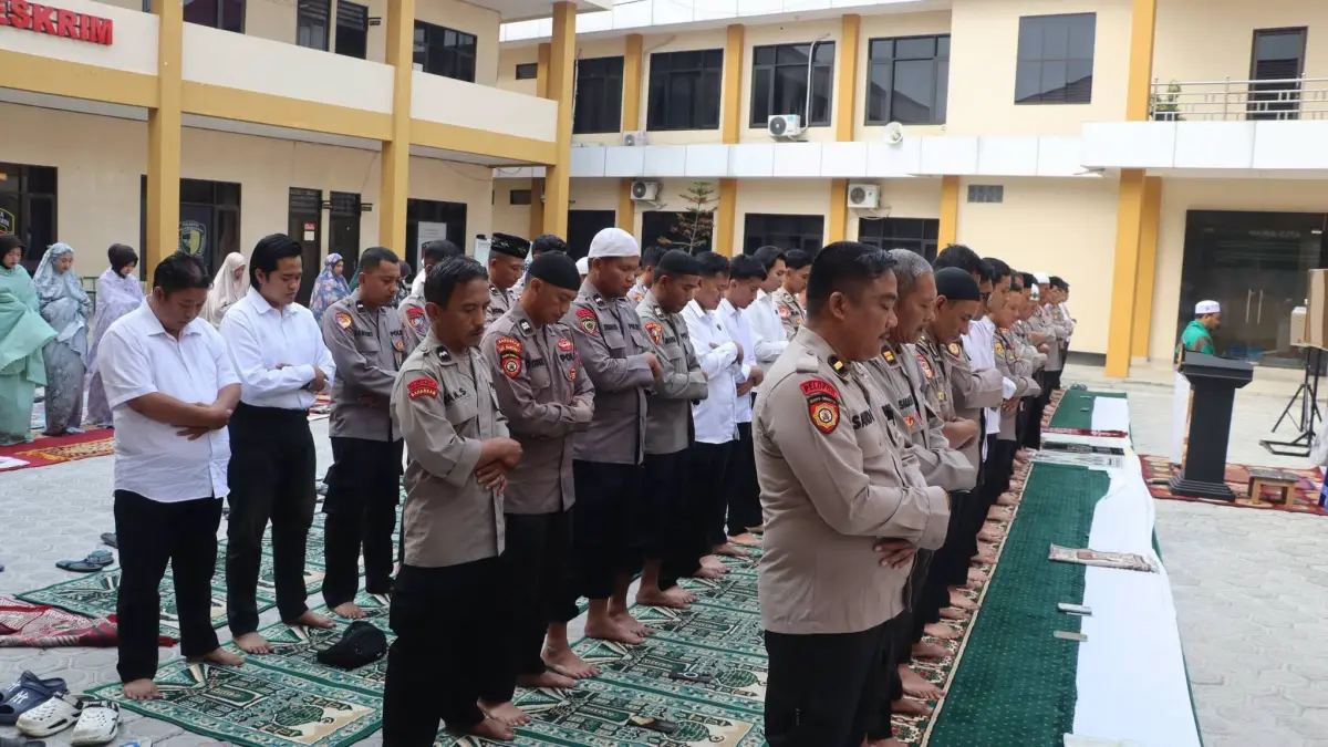 Anggota Polresta Palangka Raya menggelar Salat Istisqa untuk memohon turunnya hujan sekaligus memperkuat ikhtiar lahir dan batin menghadapi kemarau panjang serta ancaman karhutla, Senin (24/8). (ist)