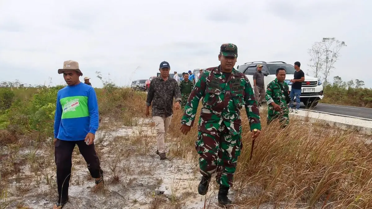 Asisten III Setda Seruyan Iwan Sumantri bersama Dandim 1015 meninjau lokasi Batalyon Infanteri Teritorial Pembangunan di Desa Pemantang Limau, Kecamatan Seruyan Hilir, Minggu (23/8).&nbsp;