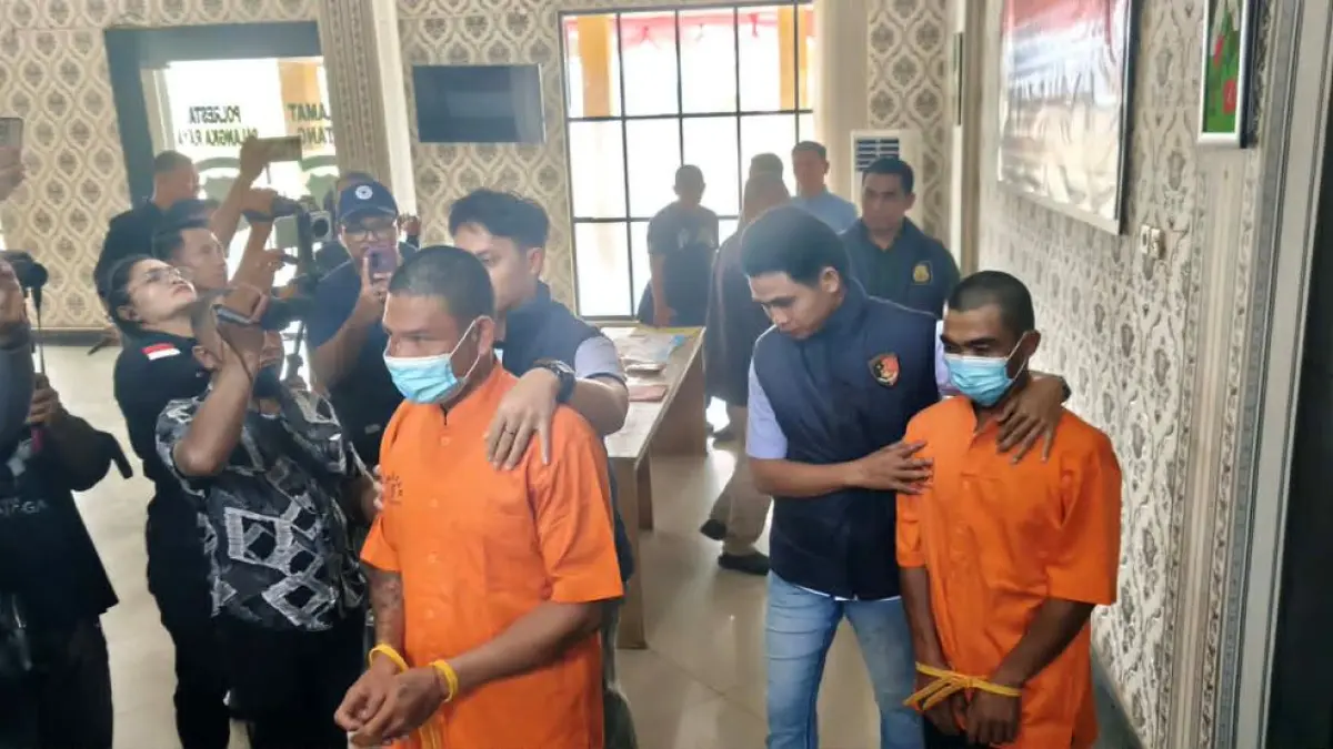 BAKAR LAHAN : Dua pria inisial AB, 34, dan WB, 41, diamankan polisi karena diduga membakar lahan dengan dalih membersihkan area yang rencananya digunakan sebagai tempat tinggal. FOTO: DODI/RADAR SAMPIT