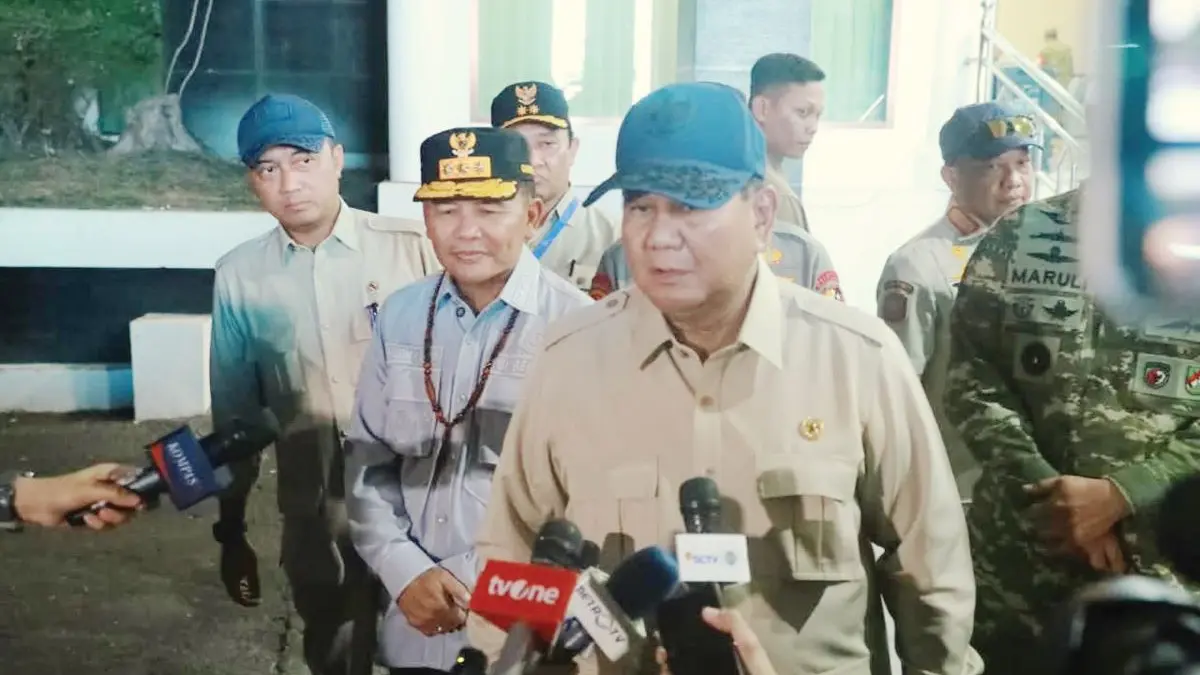 BERI KETERANGAN : Gubernur Kalteng Agustiar Sabran mendampingi Presiden Prabowo Subianto diwawancarai awak media seusai rapat koordinasi (rakor) penanggulangan Karhutla. FOTO: MMC KALTENG/RADAR SAMPIT