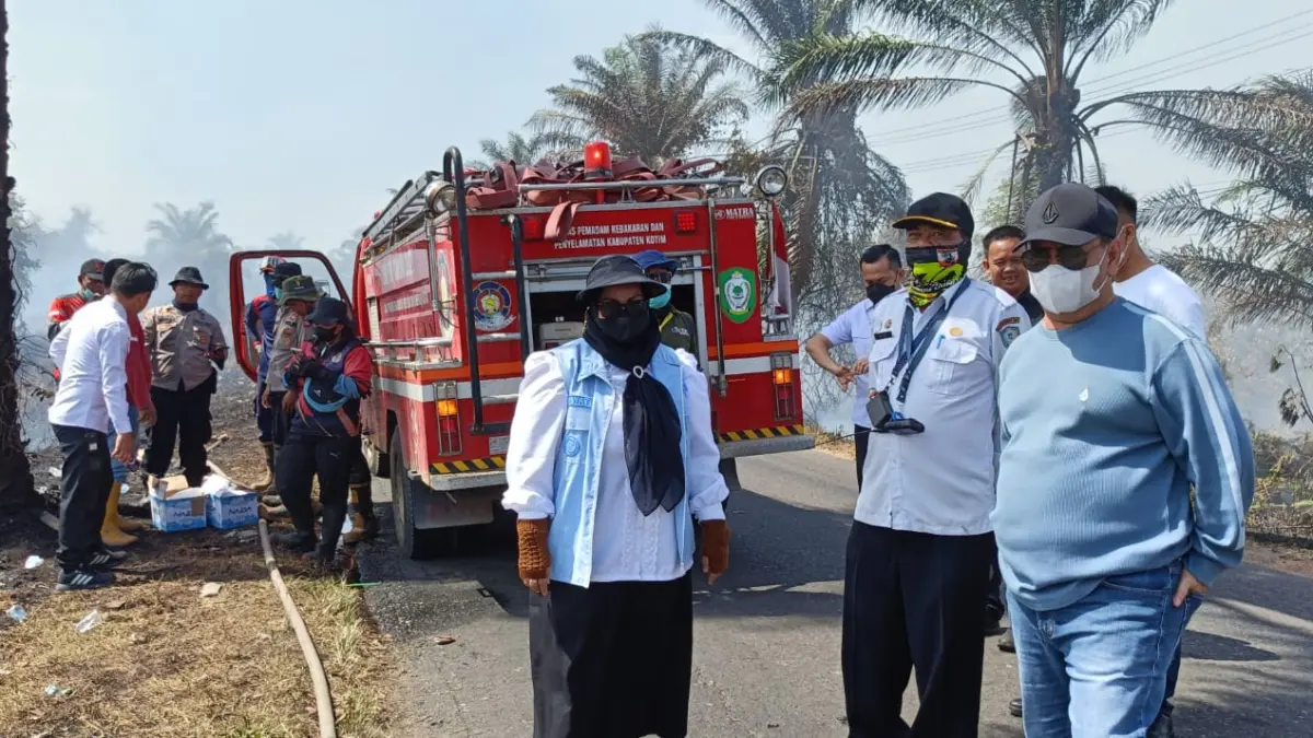 Bupati Kotim dan Wakil Bupati Kotim serta petugas gabungan, saat berada di lokasi lahan yang terbakar di sekitar Jalan Tjilik Riwut km 7-8 Sampit, belum lama tadi. (istimewa)