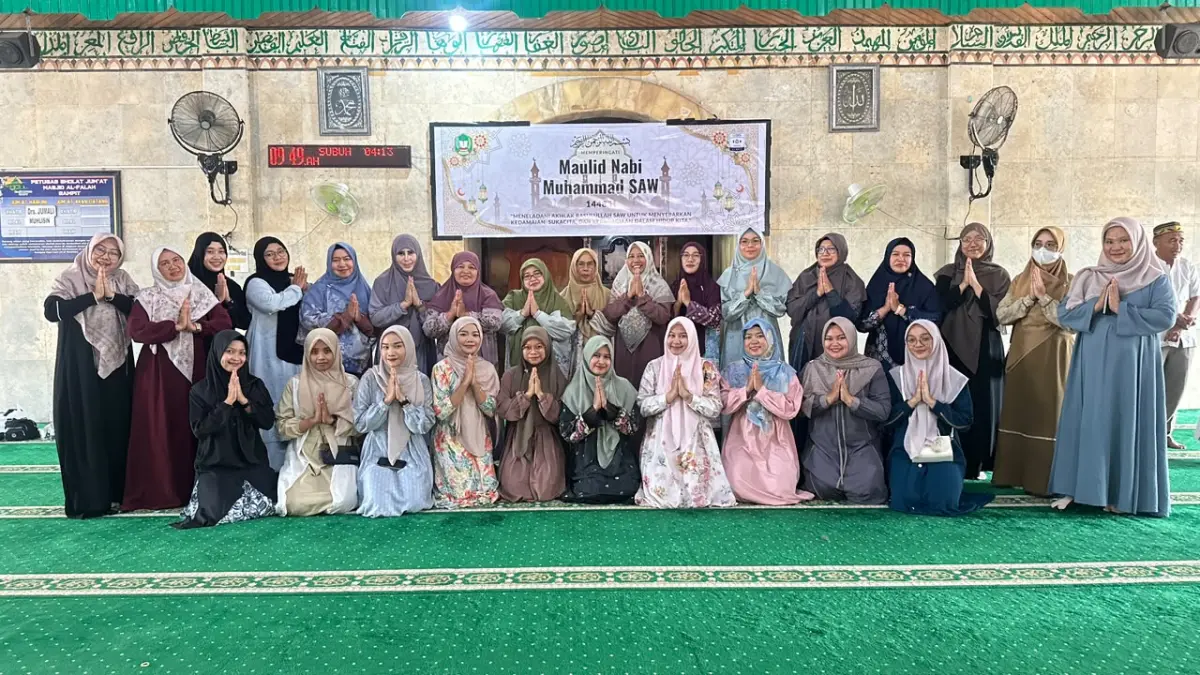Dewan Guru dan sejumlah siswi SMAN 1 Sampit saat Peringatan Maulid Nabi Muhammad SAW di Masjid Al Falah, Sampit, Senin (24/8/2026). (SMAN 1 Sampit)