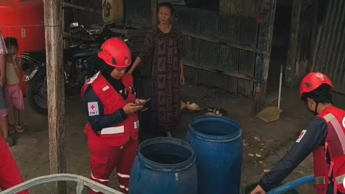 Distribusi air bersih di Bungur, Kelurahan Baru, Kecamatan Arut Selatan, Kabupaten Kotawaringin Barat, Sabtu (22/8). (PMI Kobar)