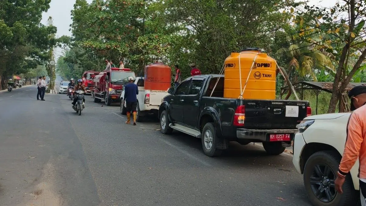 DISTRIBUSI: Sejumlah OPD di Kotim mendistribusian air untuk membantu penanganan Karhutla, Jumat (21/8/2026). FOTO: DISKOMINFO KOTIM/RADAR SAMPIT 