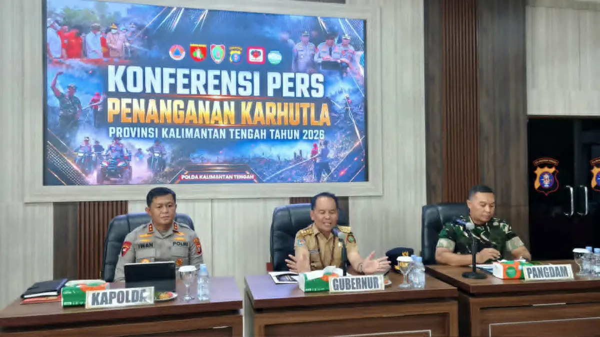 Gubernur Kalteng Agustiar Sabran dan Kapolda Kalteng serta Pangdam XXII/Tambun Bungai dalam konferensi pers terkait penanganan karhutla di Kalteng, Senin (24/8/2026).(dodi/radarsampit)