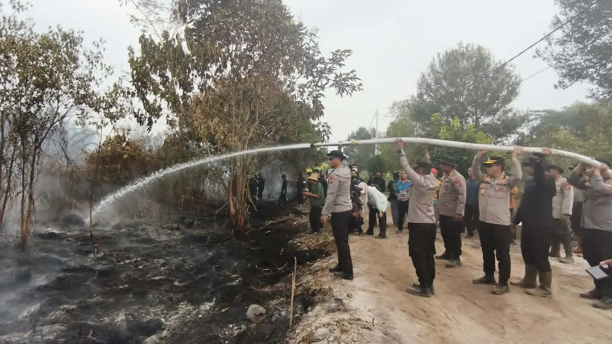 Jajaran Polda Kalteng saat turut memadamkan kebakaran lahan di sekitar Kota Palangka Raya, baru-baru tadi. (istimewa)