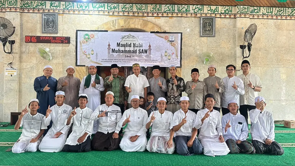 MAULID: SMAN 1 Sampit menggelar Peringatan Maulid Nabi Muhammad SAW di Masjid Al Falah, Sampit, Senin (24/8/2028). Kepala SMAN 1 Sampit, Dewan Guru, dan Ketua Komite bersama sejumlah siswa. (SMAN 1 Sampit/Radar Sampit)