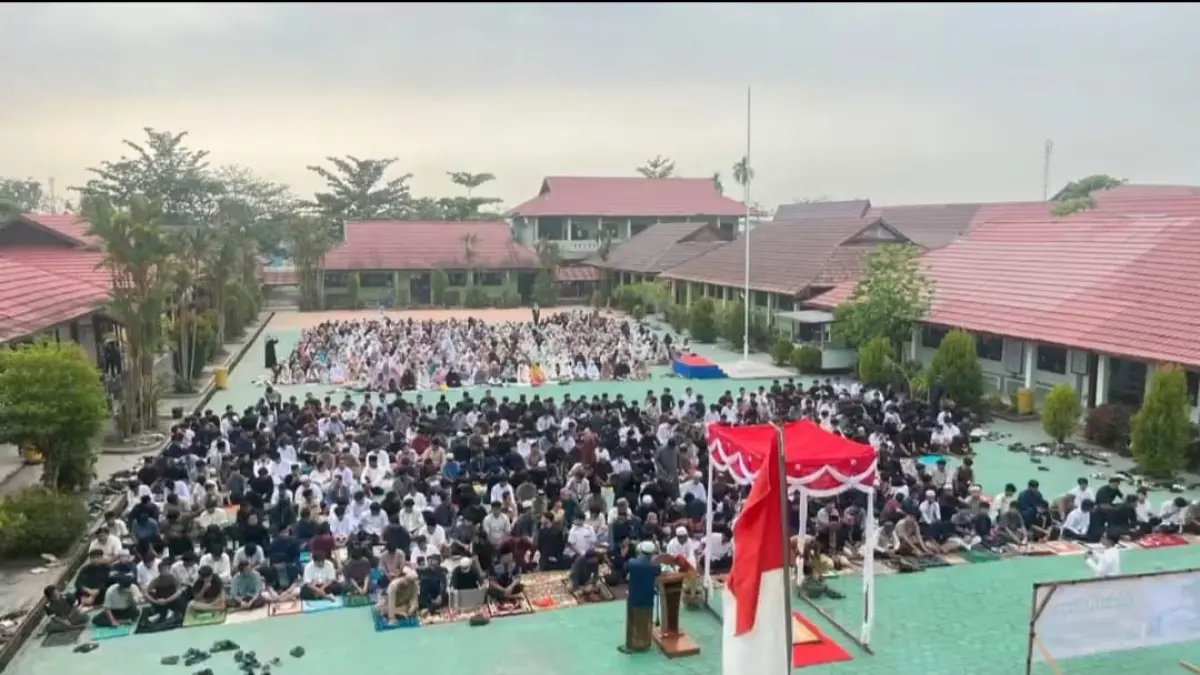 MINTA HUJAN: Pelaksanaan salat Istisqa yang dilaksanakan di halaman SMAN 2 Sampit, Senin pagi (24/8/2026). (SMAN 2 Sampit)
