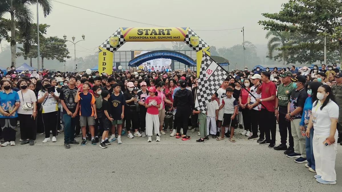 JALAN SEHAT : Bupati Gumas Jaya Samaya Monong yang diwakili Kabag Administrasi Pembangunan Setda Herianto, melepas ribuan peserta jalan sehat dalam rangka Festival Ekonomi Kreatif Kapakat tahun 2026, di Taman Kota Kuala Kurun, Sabtu (22/8/2026) pagi. FOTO : ARHAM SAID/RADAR SAMPIT