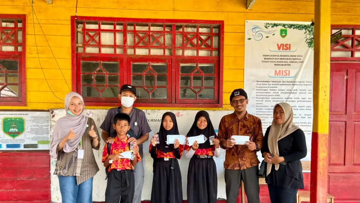 Pembagian masker turut dilakukan PT GBSM kepada sekolah di Dusun Belanti, Desa Muara Dua.