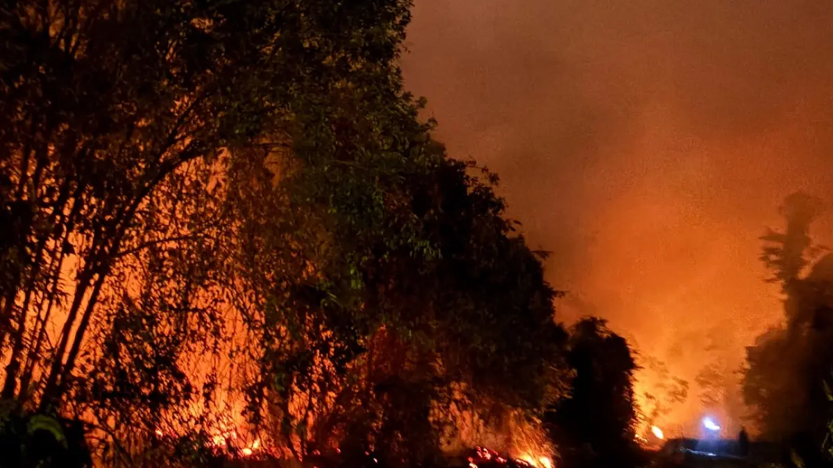 Penanganan kebakaran hutan dan lahan di kilometer 13 Jalan lintas Pangkalan Bun menuju Kotawaringin Lama, Kelurahan Mendawai Seberang, Kecamatan Arsel, Kabupaten Kobar, Minggu 23 Agustus 2026.&nbsp; (ist)&nbsp;