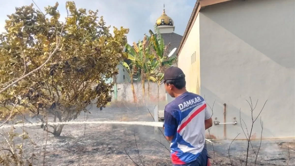 Personel Damkar Kobar menangani kebakaran lahan di Perumahan Tanjung Puting, Jalan Bhayangkara, Madurejo, Senin 24 Agustus 2026. (Damkar Kobar)