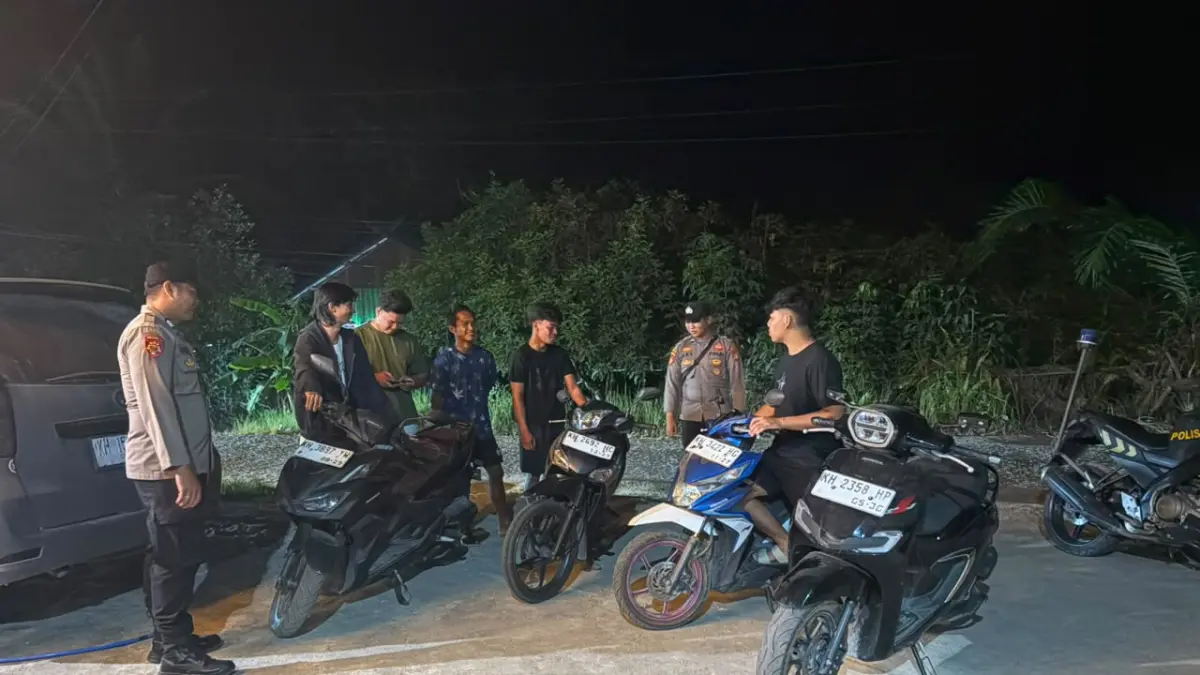 Personel Polsek Sepang ketika menegur sejumlah remaja, di Desa Sepang Kota, Kecamatan Sepang, Sabtu (22/8) malam.(istimewa)