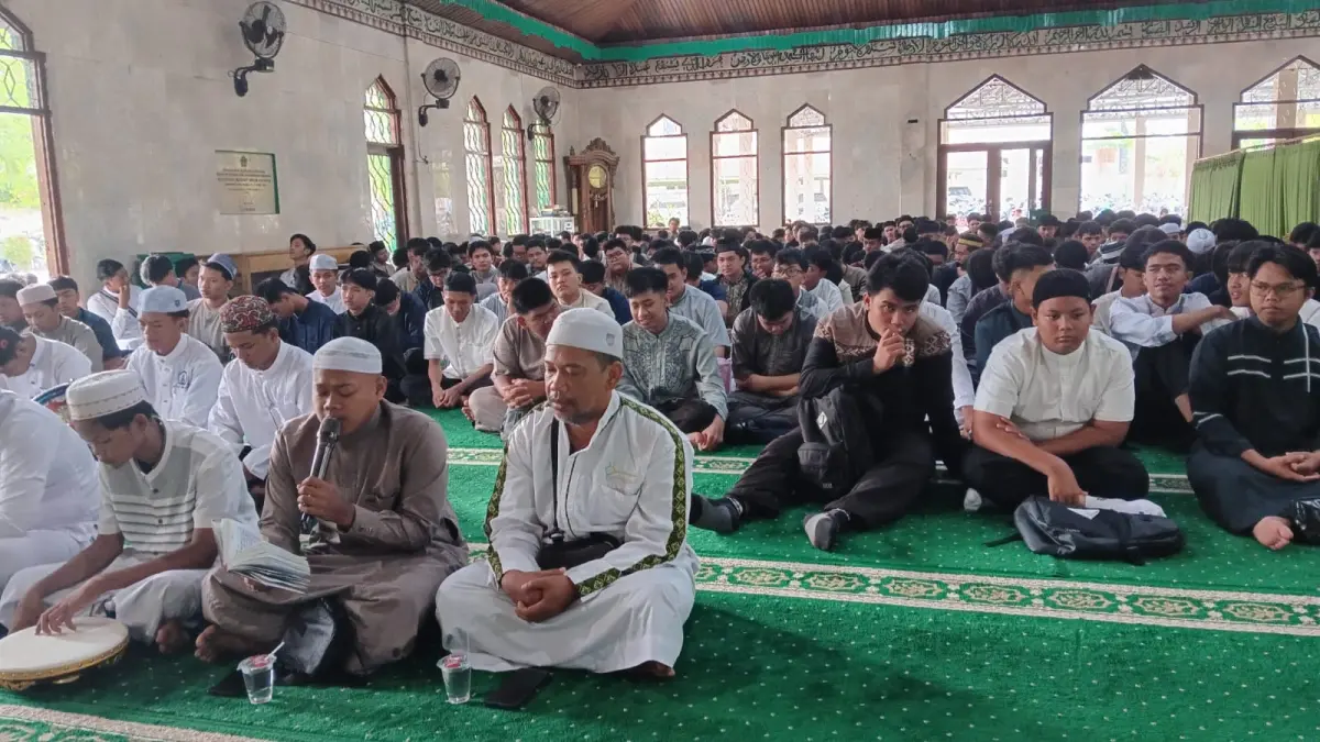 SMAN 1 Sampit menggelar Peringatan Maulid Nabi Muhammad SAW di Masjid Al Falah, Sampit, Senin (24/8/2028). Kegiatan tersebut mengusung tema “Meneladani Akhlak Rasulullah SAW untuk Menyebarkan Kedamaian, Suka Cita, dan Kebahagiaan dalam Hidup Kita.”