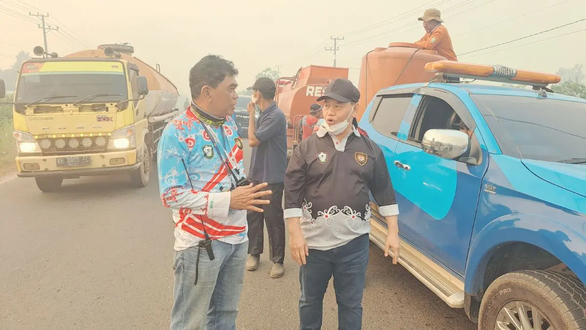 SUPLAI AIR: Bupati Kotim Halikinnor didampingi Wakil Koordinator III Satgas Karhutla Kotim Rihel memantau suplai air yang dilakukan OPD untuk membantu penanganan Karhutla di Kotim, Jumat (21/8/2026). FOTO: IST/RADAR SAMPIT