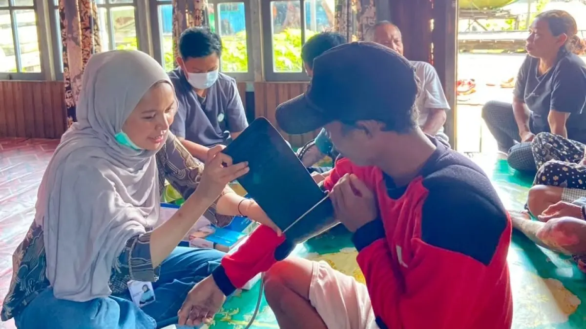 Tim Polibun PT GBSM memeriksa kondisi kesehatan warga Dusun Belanti, Desa Muara Dua, di sela kegiatan pembagian masker dan obat-obatan bagi masyarakat terdampak kabut asap karhutla