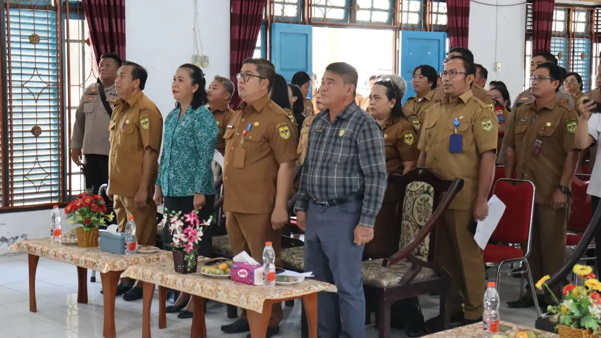 Anggota DPRD Kabupaten Gumas Yulius Agau (ujung kanan), saat menghadiri suatu kegiatan di aula kantor Kecamatan Kurun, belum lama ini.(istimewa)