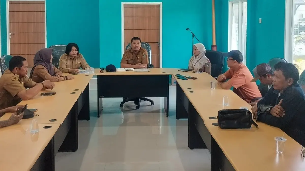 Asisten III Sekda Seruyan Yudiansyah membacakan pernyataan Pemkab Seruyan terkait klaim 6 bidang tanah yang disebut sebagai aset daerah, Senin (24/8). (Rifani/Radar Sampit)