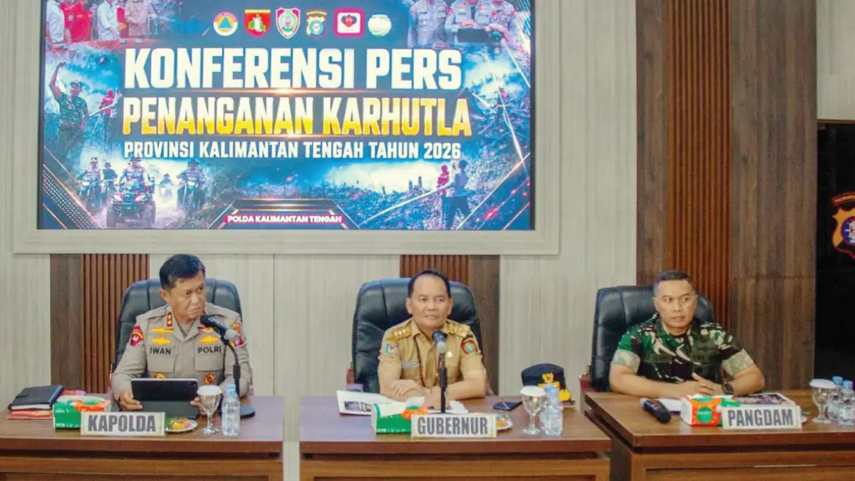 BERI KETERANGAN: Gubernur Kalteng Agustiar Sabran bersama unsur TNI dan Polri saat menyampaikan informasi  terkait penanganan Karhutla. FOTO: MMC KALTENG/RADAR SAMPIT