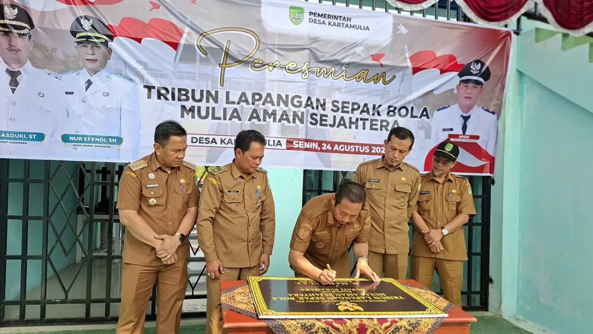 Bupati Sukamara saat meresmikan tribun lapangan sepakbola Mulia Aman Sejahtera di Desa Kartamulia.&nbsp; (Fauziannur/Radar Sampit)&nbsp;