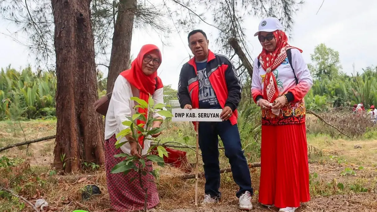DWP Kabupaten Seruyan bersama jajaran pemerintah daerah dan masyarakat menanam pohon di Pantai Sungai Bakau, Minggu (23/8). (Rifani/Radar Sampit)