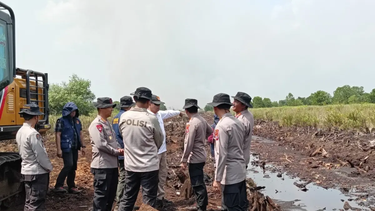 Kapolda Kalteng Irjen Pol Iwan Kurniawan ketika turun ke lokasi penanganan karhutla di Pulang Pisau, dan mempersiapkan pembuatan kanal dan embung, Selasa (26/8).(istimewa)