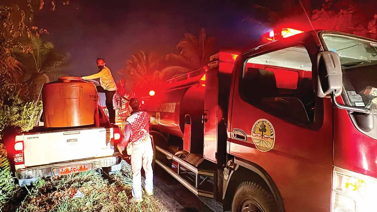 KARHUTLA: Petugas gabungan yang terlibat dalam penanggulangan Karhutla di Kotim, Senin (24/8/2026) malam. FOTO: YUNI/RADAR SAMPIT 