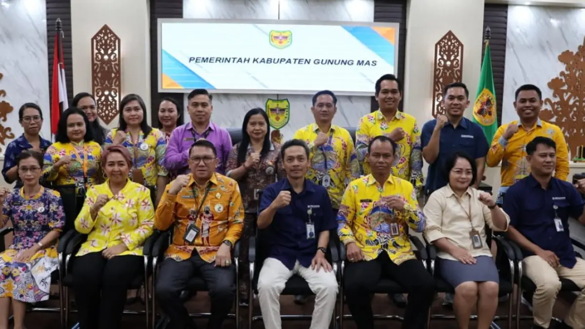 Ketua Komisi III DPRD Gumas Iceu Purnamasari (duduk dua dari kiri) bersama para peserta forum kemitraan pengelolaan kerjasama fasilitas kesehatan &nbsp;di ruang rapat lantai I kantor bupati. ( DPRD GUNUNG MAS FOR RADAR SAMPIT)