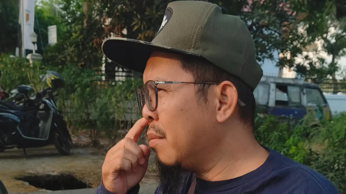 MENGUPIL: Salah satu warga Kota Palangka Raya &nbsp;sedang mengupil ditengah situasi kabut. (istimewa)