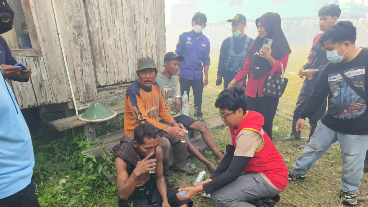 Para petugas saat memberikan penanganan awal untuk memastikan kondisi Shodiq tetap aman.  (Akbar/Radar Sampit)
