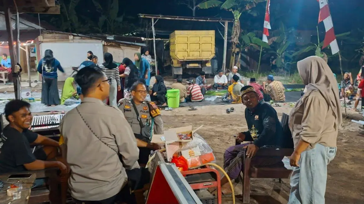 Personel Polsek Bukit Batu, menyambangi kawasan perumahan untuk membangun komunikasi sekaligus memperkuat keamanan lingkungan,Senin (24/8) malam.(istimewa)