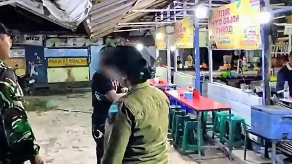 Petugas Satpol PP Kotim dan Yonif TP 923 Mentaya saat mengamankan pengamen yang berada di lokasi kompleks warung makan tepi jalan di sekitar TAMAN Kota Sampit. (Satpol PP Kotim)&nbsp;