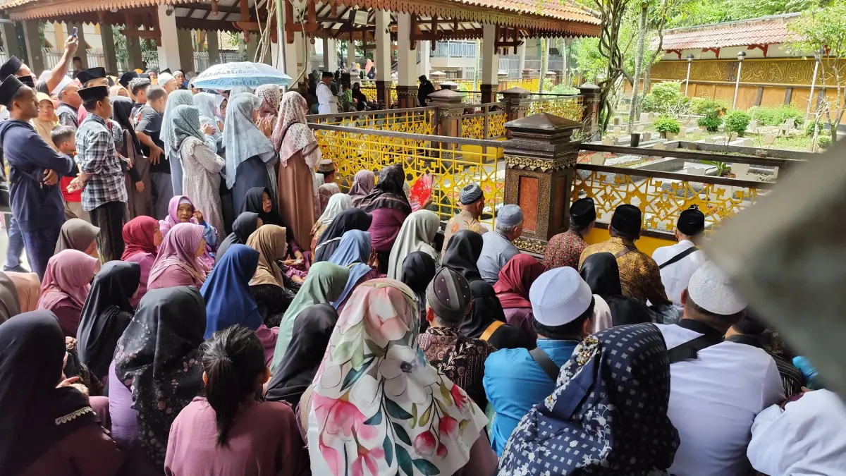 Ribuan peziarah memadati makam Gus Dur di kawasan Ponpes Tebuireng. (radar jombang)
