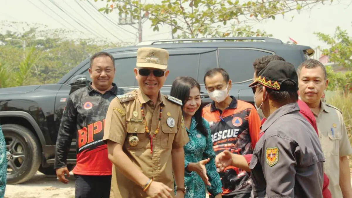 SALAMAN : Bupati Gumas Jaya Samaya Monong ketika bersalaman dengan ASN di lingkup BPBD Gumas dalam suatu kegiatan, belum lama tadi. FOTO : DISKOMINFO SANTIK GUMAS/RADAR SAMPIT