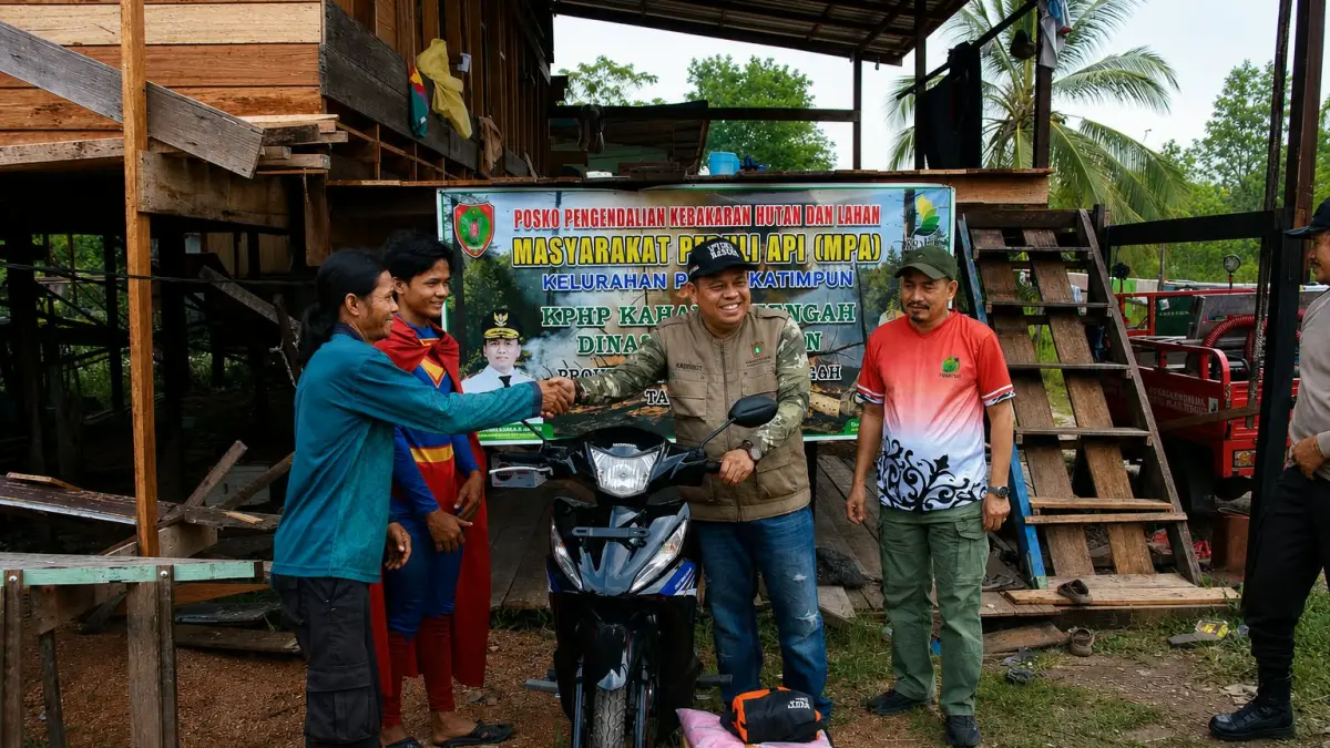 Sepeda motor dari Gubernur Kalteng diserahkan Kadishut Kalteng Agustan Saining kepada Rudiansyah (istimewa)