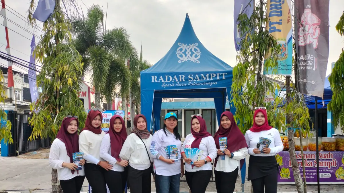 SOSIALISASI: Tim dari Perumdam Tirta Mentaya Kotim saat melakukan sosialisasi program pemasangan sambungan baru di acara Gowes Kemerdekaan 2026, Minggu (23/12/2026). TONO/RADAR SAMPIT