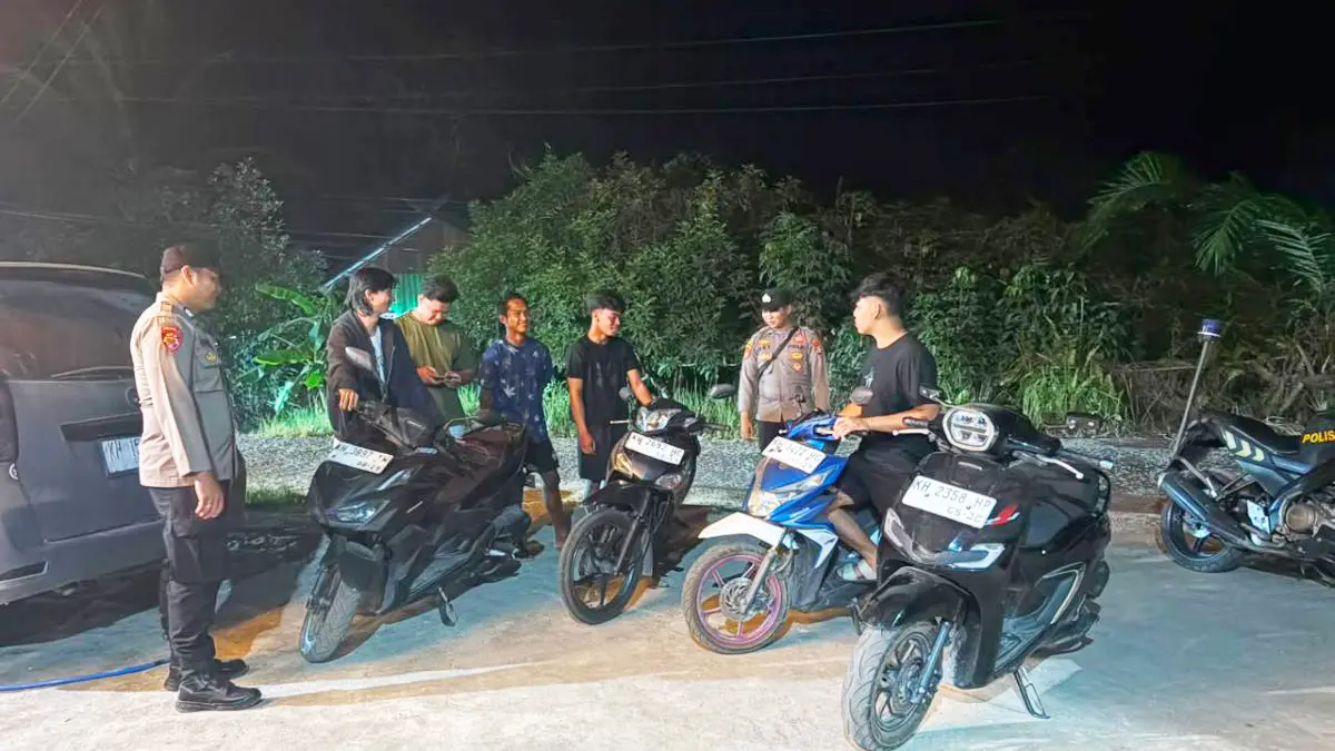 TEGUR : Personel Polsek Sepang ketika menegur sejumlah remaja, di Desa Sepang Kota, Kecamatan Sepang, Sabtu (22/8/2026) malam. FOTO : POLSEK SEPANG/RADAR SAMPIT