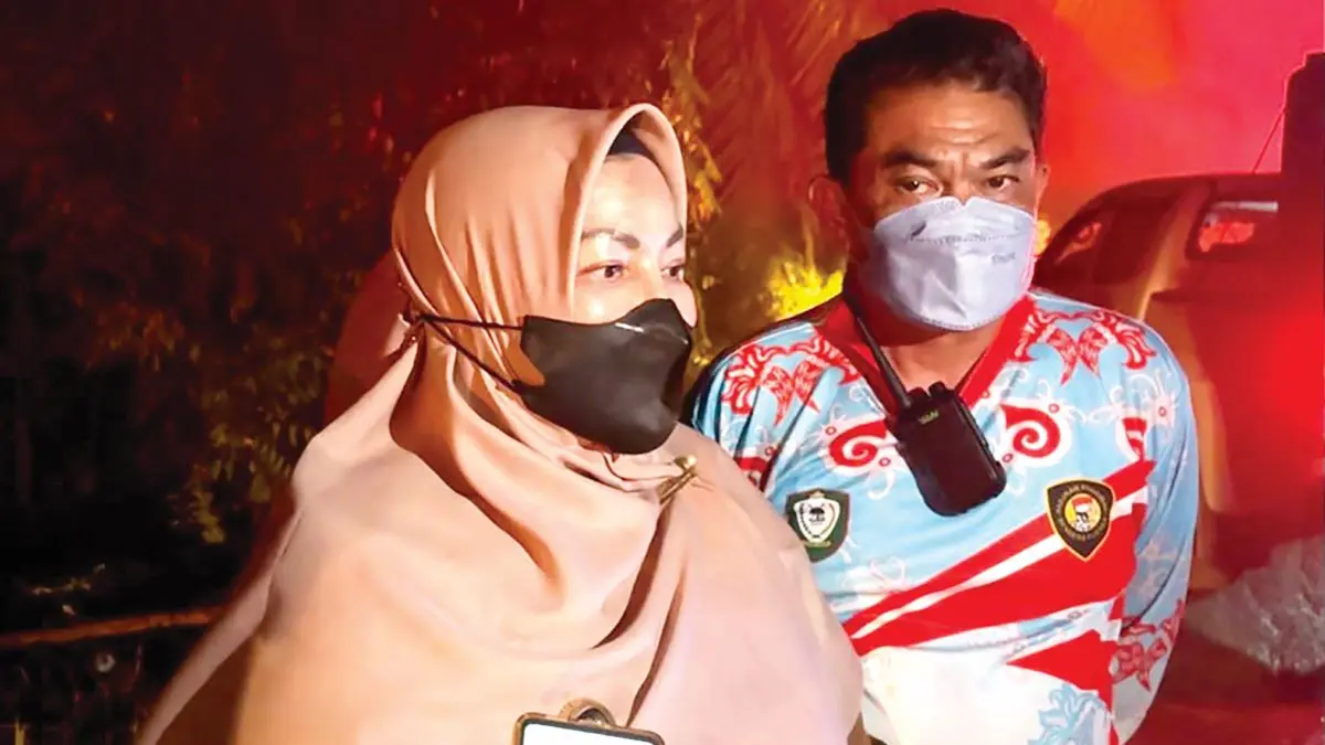 WAWANCARA: Wakil Komandan Harian III Satgas Karhutla Kotim Rihel mendampingi Wabup Kotim Irawati saat diwawancarai terkait penanganan Karhutla di Jalan Tjilik Riwut Km 8 Sampit – Kota Besi, Senin (24/8/2026) malam. FOTO: YUNI/RADAR SAMPIT 