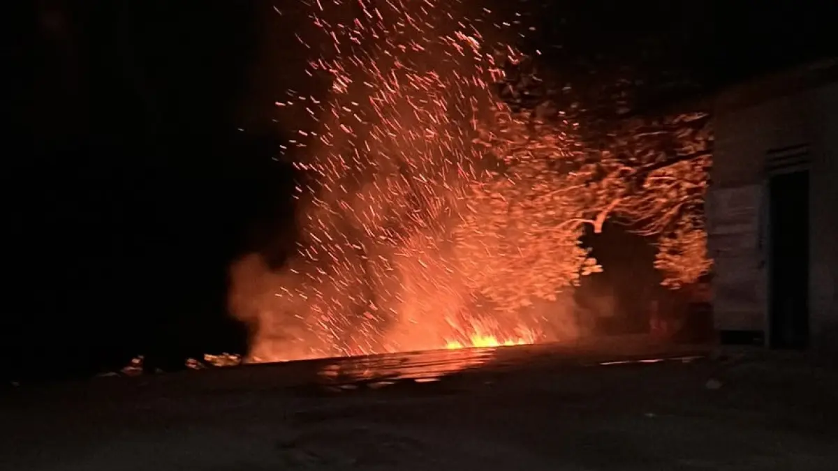 Api dari tumpukan sampah nyaris saja membakar dermaga ulu&nbsp;&nbsp;di Jalan Merdeka, Kotawaringin Hulu, Kecamatan Kotawaringin Lama, Senin (24/8) malam. (Gusti Hamdan/Radar Sampit) &nbsp;