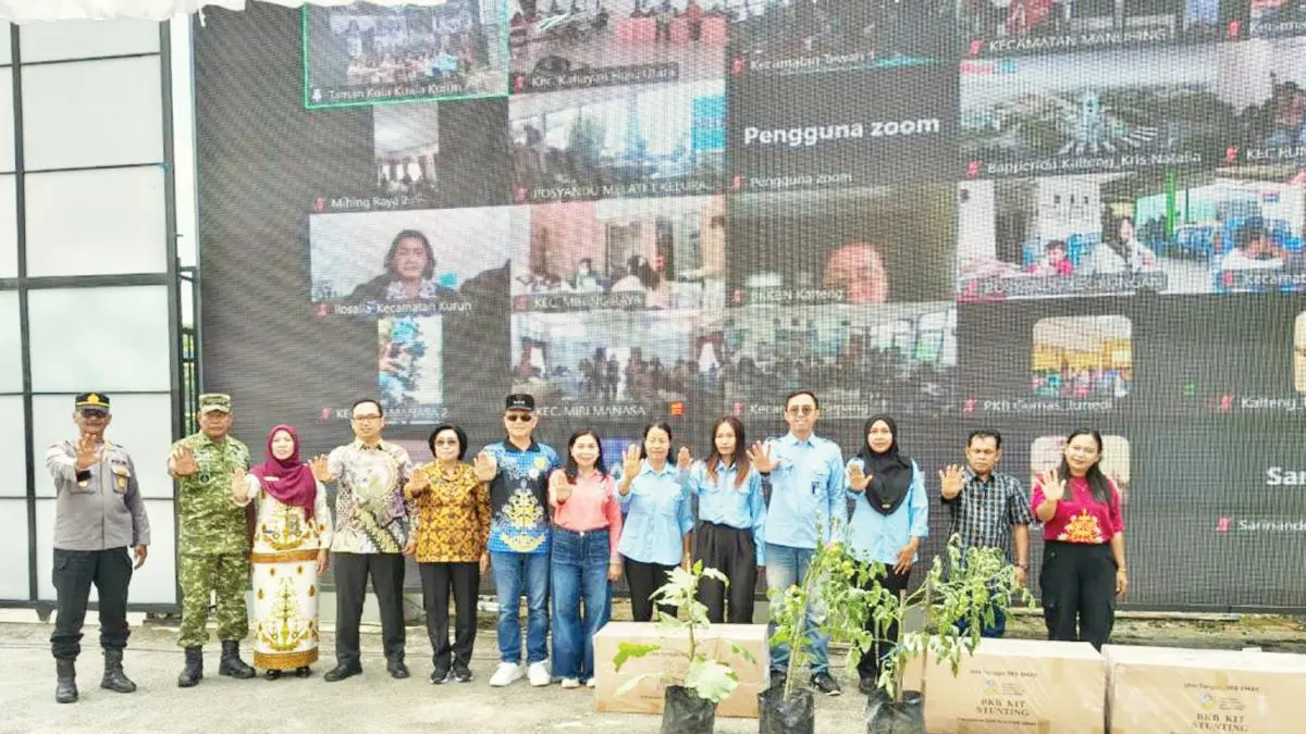 BERSAMA : Bupati Gumas Jaya Samaya Monong, Wakil Bupati Efrensia LP Umbing dan Ketua TP-PKK Mimie Mariatie Jaya Samaya Monong, saat berfoto bersama dengan kelompok UPPKA. FOTO : DISKOMINFO SANTIK GUMAS/RADAR SAMPIT