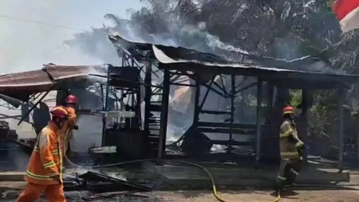 HABIS TERBAKAR: Bangunan di kawasan perumahan Sinar Fajar, Jalan Ir Soekarno, Lingkar Utara Sampit, yang habis terbakar pada Rabu (26/8/2026) pagi. (Yuni/Radar Sampit)